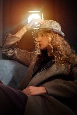 Şapka, stüdyo projektör poz genç güzel kız