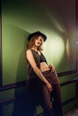 Şapka, stüdyo projektör poz genç güzel kız