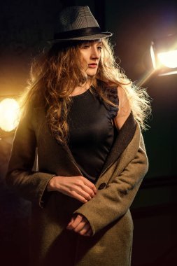 Şapka, stüdyo projektör poz genç güzel kız