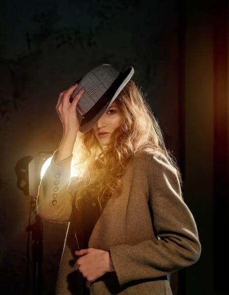 Şapka, stüdyo projektör poz genç güzel kız