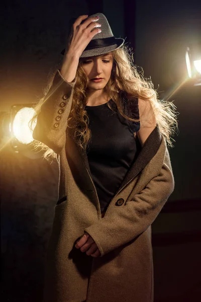 Şapka, stüdyo projektör poz genç güzel kız