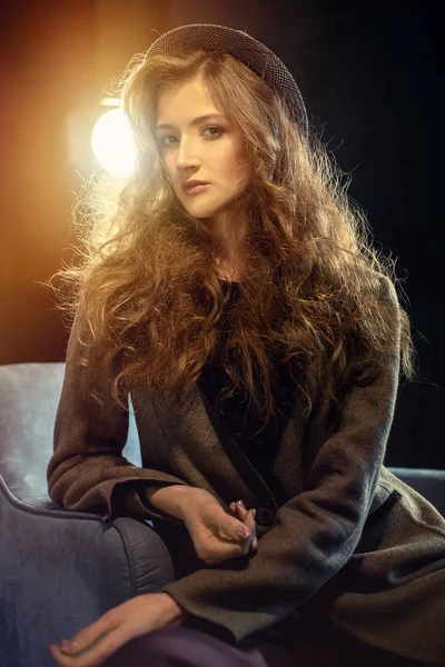 Şapka, stüdyo projektör poz genç güzel kız