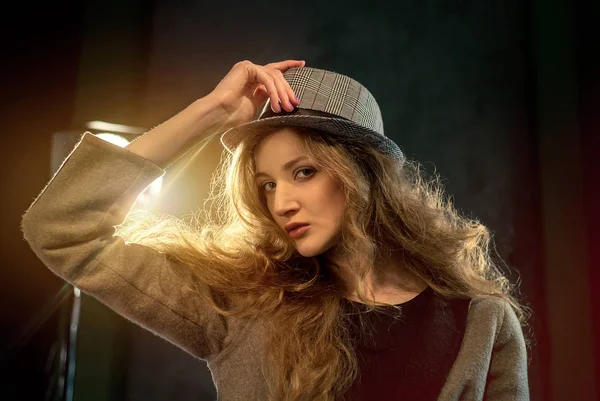 Şapka, stüdyo projektör poz genç güzel kız