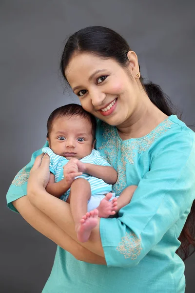 Yeni Doğan Bebekle Oynarken Neşeli Genç Anne — Stok fotoğraf