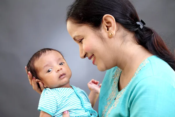 Vrolijke Jonge Moeder Spelen Met Pasgeboren Baby — Stockfoto