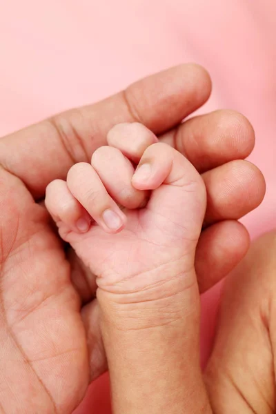 Neugeborenes Hand Hand Der Mutter — Stockfoto