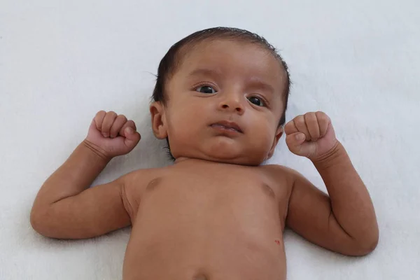 Сильна Здорова Новонароджена Дитина Показує Кулаки — стокове фото