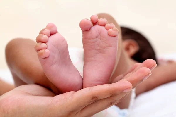 Nahaufnahme Des Winzigen Fußes Eines Neugeborenen Den Händen Der Eltern — Stockfoto