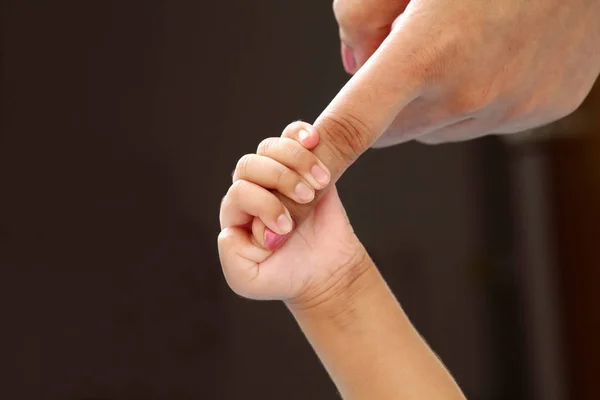 Primer Plano Mano Recién Nacido Agarrando Dedo Del Padre —  Fotos de Stock