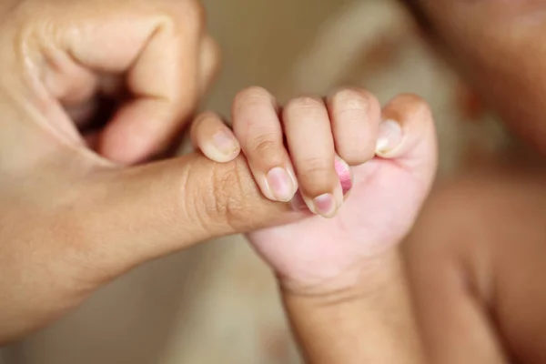 Primer Plano Mano Recién Nacido Agarrando Dedo Del Padre — Foto de Stock