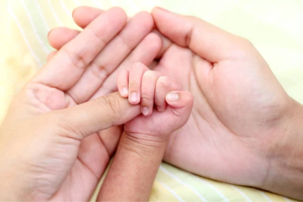 Γκρο Πλαν Ενός Νεογέννητου Χέρι Πιάσει Δάχτυλο Του Γονέα — Φωτογραφία Αρχείου