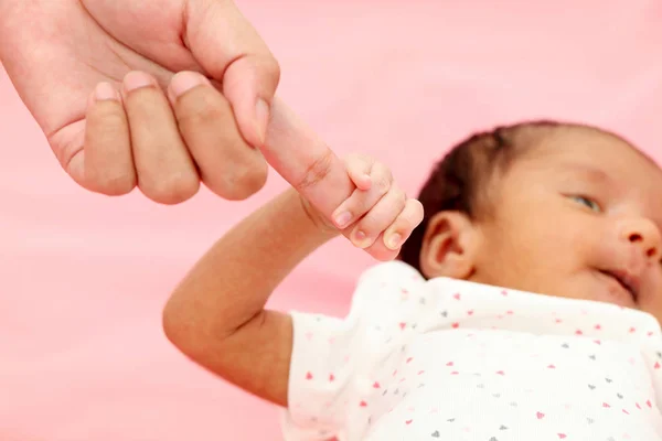 Detail Novorozence Rukou Uchopit Prsty Nadřazeného — Stock fotografie