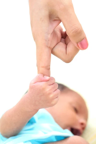 Närbild Ett Nyfött Hand Greppa Fingret Förälder — Stockfoto