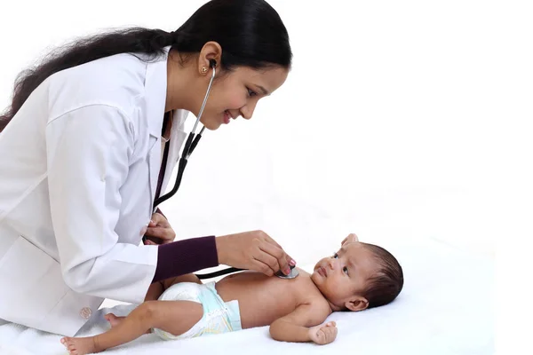Kadın çocuk doktoru muayene yeni doğan bebek