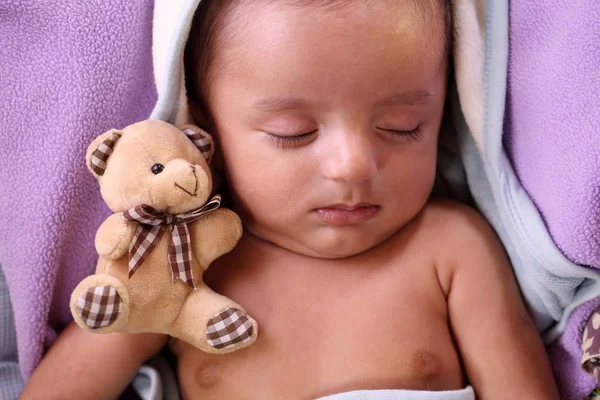 Κοντινό Πλάνο Της Ένα Νεογέννητο Στον Ύπνο — Φωτογραφία Αρχείου