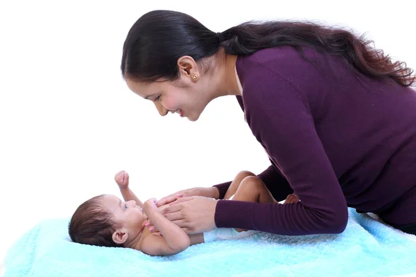 Yeni doğan bebekle oynarken neşeli Genç Anne