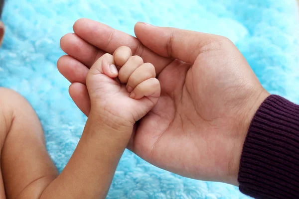 Neugeborenes Hand Hand Der Mutter — Stockfoto