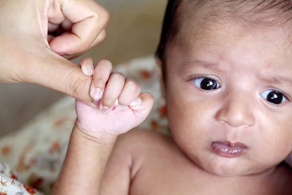 Pasgeboren Baby Aangrijpend Moeders Vinger — Stockfoto