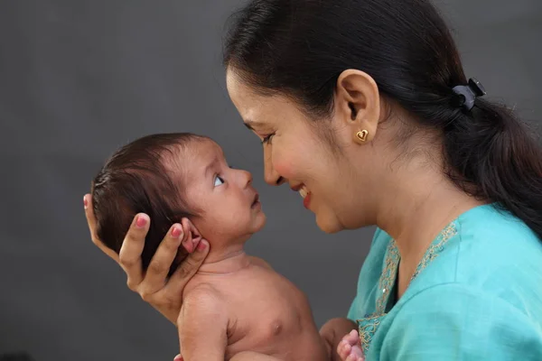 Vrolijke Jonge Moeder Spelen Met Pasgeboren Baby — Stockfoto