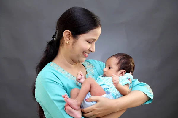 Vrolijke Jonge Moeder Spelen Met Pasgeboren Baby — Stockfoto