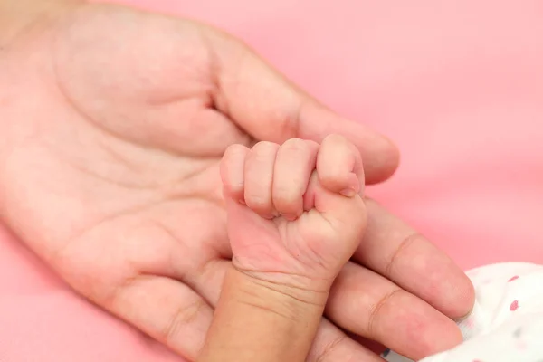 Νεογέννητο Μωρό Χέρι Μητέρες Χέρια — Φωτογραφία Αρχείου