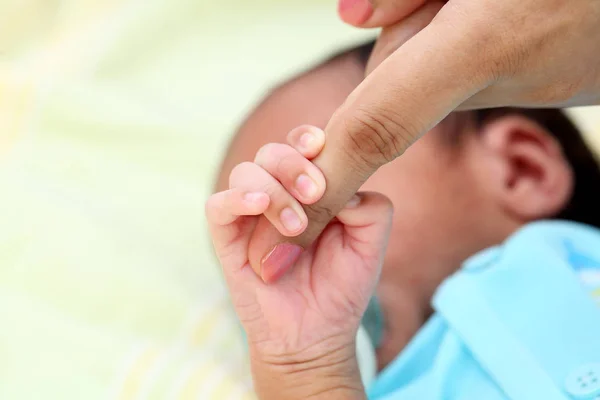Γκρο Πλαν Ενός Νεογέννητου Χέρι Πιάσει Δάχτυλο Του Γονέα — Φωτογραφία Αρχείου