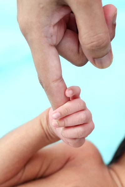 Newborn Baby Gripping Mothers Finger — Stock Photo, Image