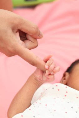 Yeni doğan'ın el üst parmak açgözlü Close-up