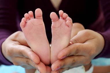 Yeni doğan bebeğin üst elinde minik ayak yakın çekim