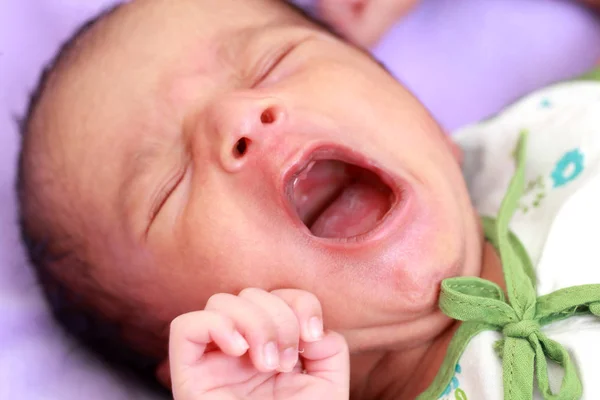 Fechar Bebê Recém Nascido Bocejando — Fotografia de Stock