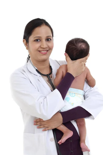 Pediatra Feminino Alegre Detém Bebê Recém Nascido — Fotografia de Stock