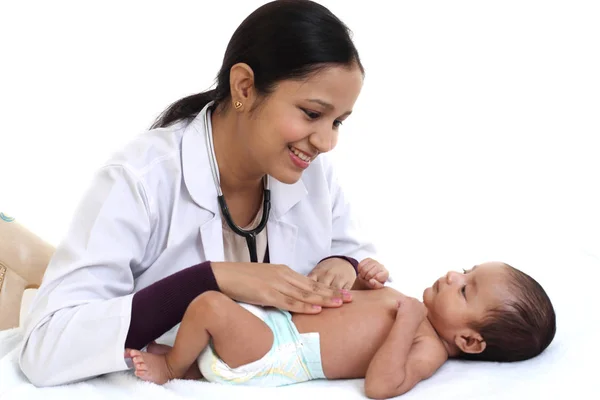 Yeni doğan bebek neşeli kadın çocuk doktoru tutar