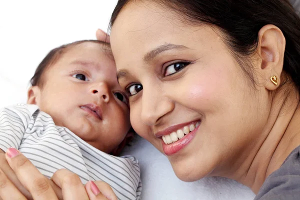 Vrolijke Jonge Moeder Spelen Met Pasgeboren Baby — Stockfoto