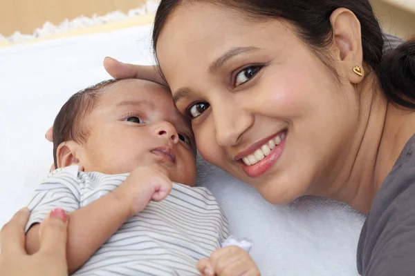 Vrolijke Jonge Moeder Spelen Met Pasgeboren Baby — Stockfoto