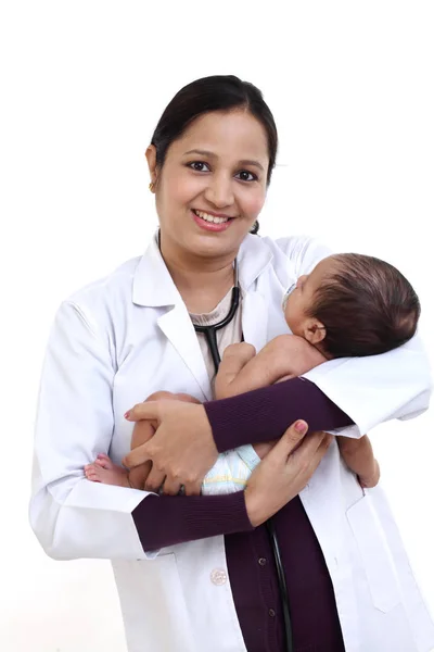 Wesoły Pediatra Kobieta Posiada Nowo Narodzonego Dziecka — Zdjęcie stockowe