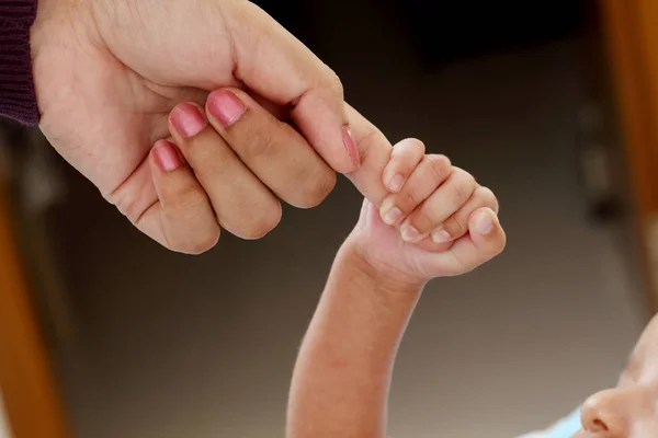 Primer Plano Mano Recién Nacido Agarrando Dedo Del Padre —  Fotos de Stock