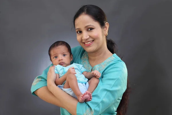 Fröhliche Junge Mutter Spielt Mit Neugeborenem — Stockfoto