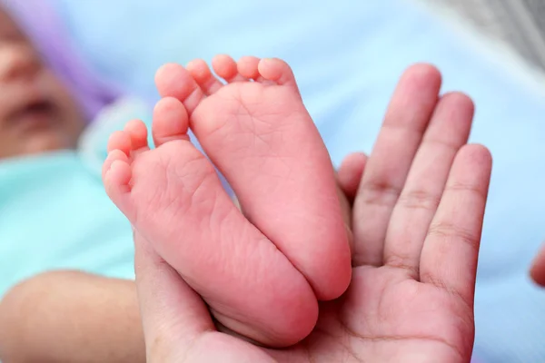 Κοντινό Πλάνο Του Tiny Πόδι Νεογέννητο Μωρό Στα Χέρια Του — Φωτογραφία Αρχείου