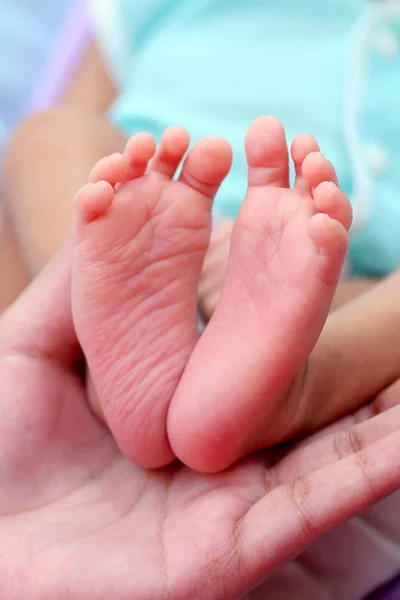 Närbild Lilla Foten Nyfött Barn Överordnade Händer — Stockfoto