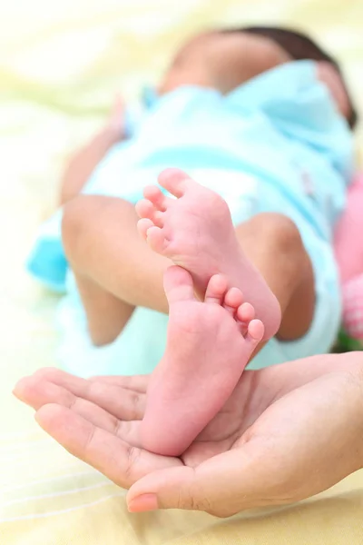 Крошечная Нога Новорожденного Ребенка Закрой — стоковое фото