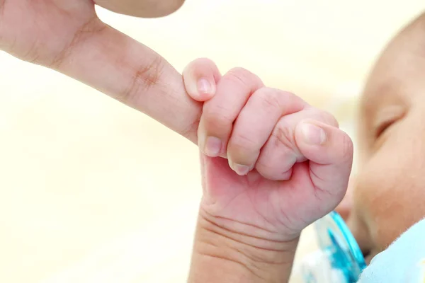 Nahaufnahme Der Hand Eines Neugeborenen Die Den Finger Eines Elternteils — Stockfoto