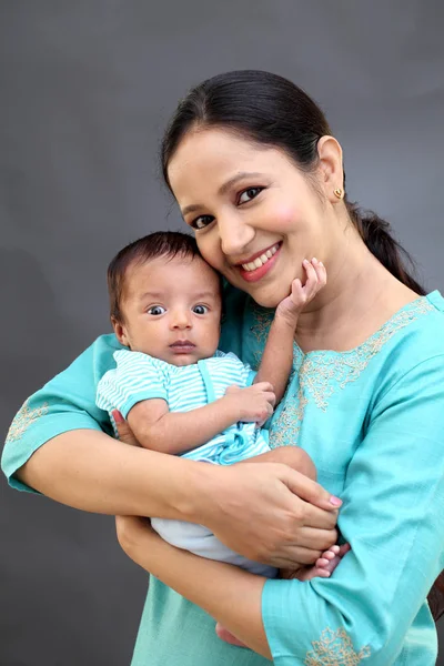 Alegre Joven Madre Jugando Con Bebé Recién Nacido — Foto de Stock