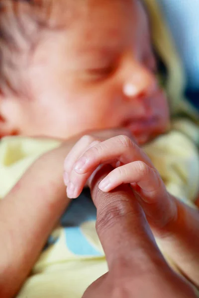 Close Mão Recém Nascido Segurando Dedo Pai — Fotografia de Stock