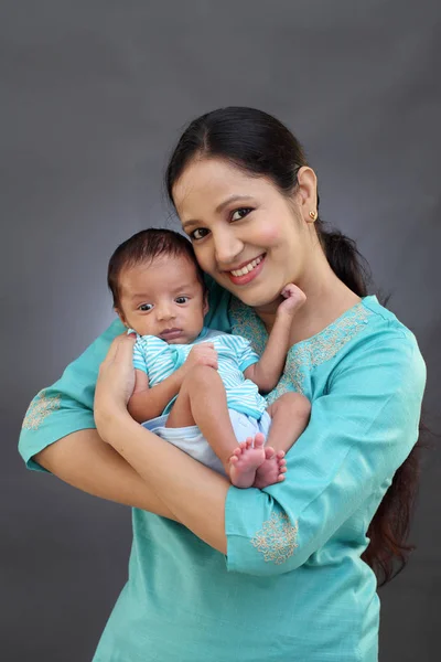 Alegre Joven Madre Jugando Con Bebé Recién Nacido — Foto de Stock