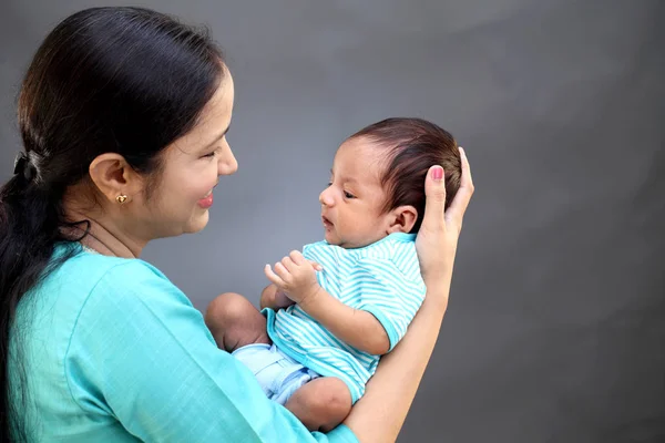 Vrolijke Jonge Moeder Spelen Met Pasgeboren Baby — Stockfoto