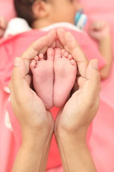 Крупним Планом Крихітна Нога Новонародженої Дитини Батьківських Руках — стокове фото