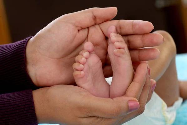 Primer Plano Del Pequeño Pie Del Bebé Recién Nacido Las —  Fotos de Stock