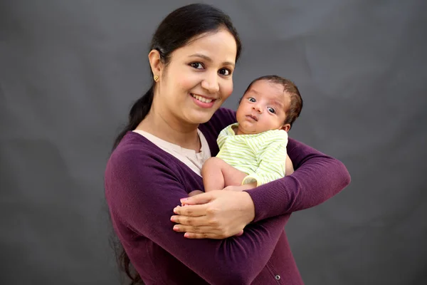 Vrolijke Jonge Moeder Spelen Met Pasgeboren Baby — Stockfoto