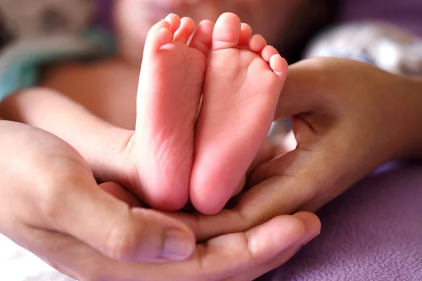 Närbild Lilla Foten Nyfött Barn Överordnade Händer — Stockfoto