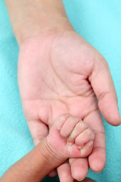 Newborn Baby Hand Mother Hands — Stock Photo, Image